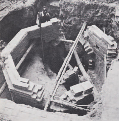 At the rear of the Independence Hall tower, excavations revealed a vaulted privy pit, which can be dated to 1790, beneath a 19th century octagonal privy housing.