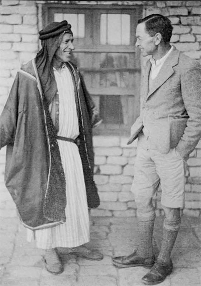 Woolley and Kheikh Hamoudi Ibn conversing.