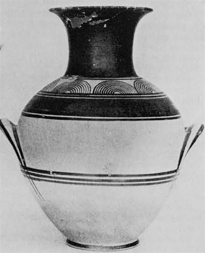 Amphora with horizontal lines decorating it.