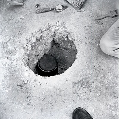 The partially excavated Cache 43, showing the cylinder’s lid still in place. UPM image #59-17-81.