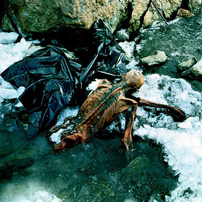Ötzi's torso lying face down in snow.