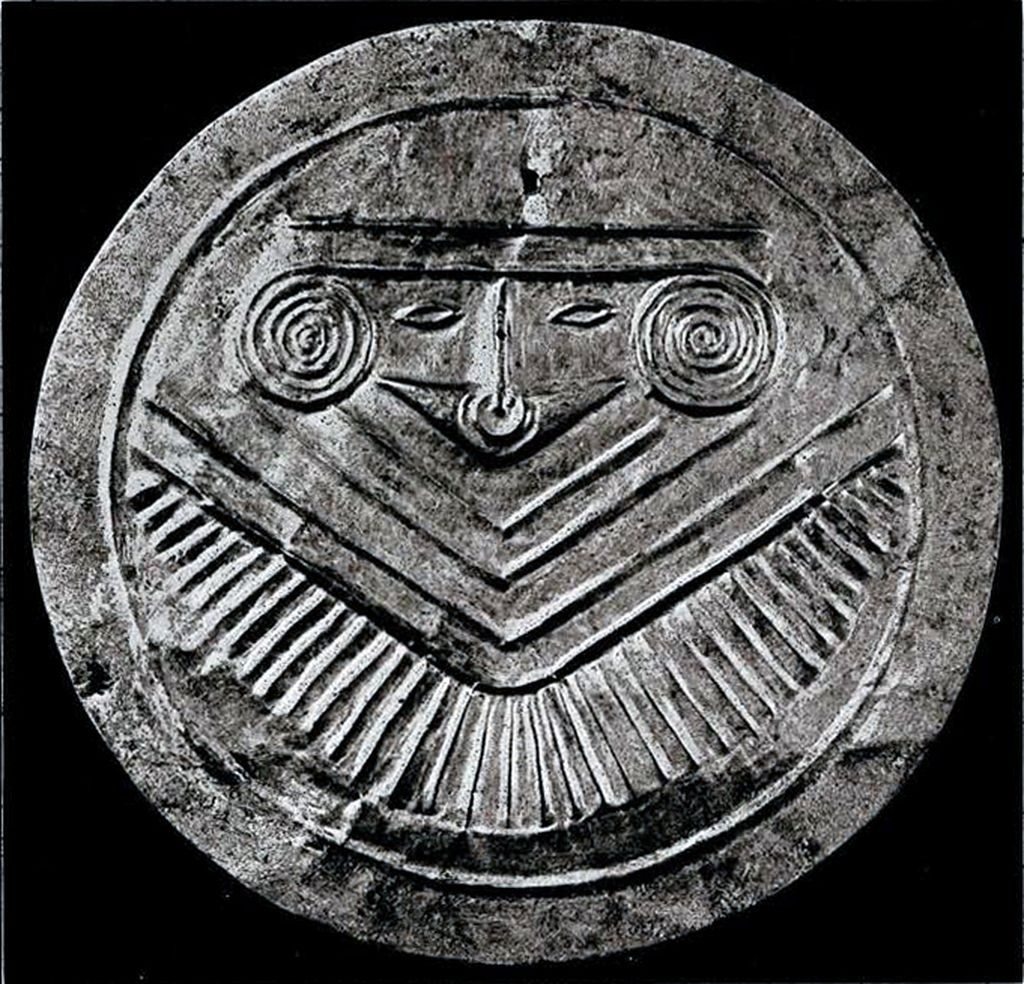 A gold disk with a face and rays