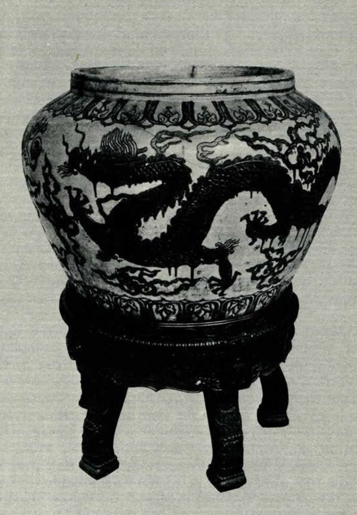 Large vase decorated with a dragon and clouds