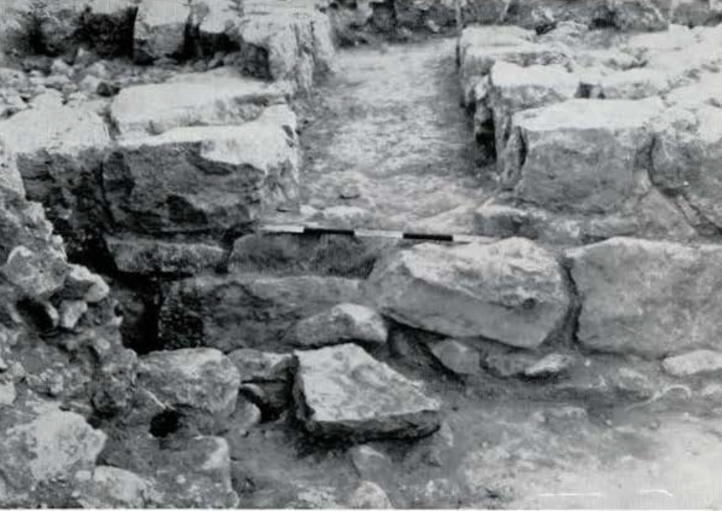 Large stones forming a crumbled wall.