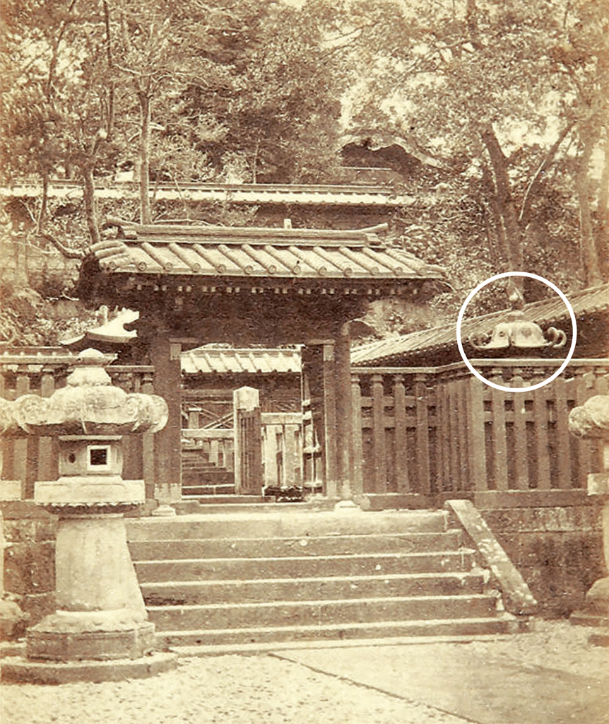 Photo of the original mausoleum with the lanterns circled in white