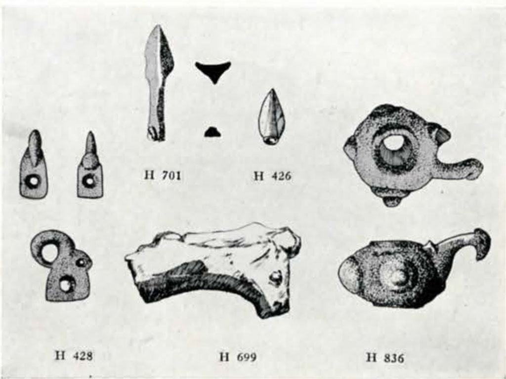 Drawings of several small objects